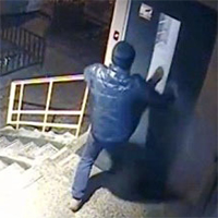 После размещения видео на Onliner.by парень, повредивший дверь дома в Малиновке, извинился и возместил ущерб